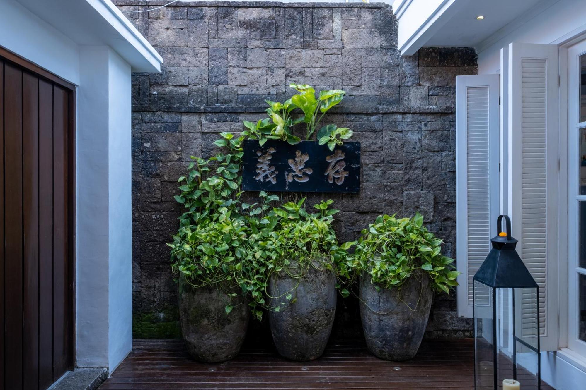Mosan House - Unique Art-Filled Gem In Perfect Location A Short Walk From The Beach Or Seminyak Square Including Ac Office For Remote Working Bagian luar foto